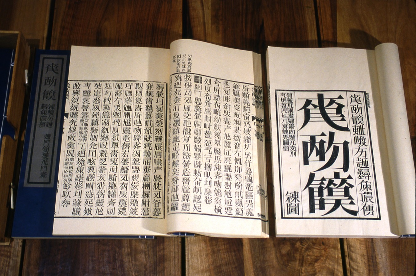 新英文书法－百家姓The new English calligraphy series - the book of family names by  Xu Bing on artnet